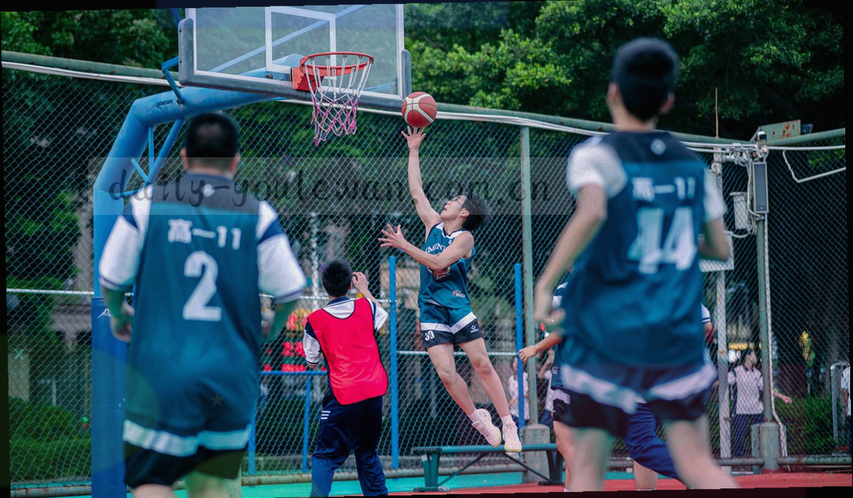 两组抽象界面线框并排，暖橙标出 V4 首屏就能看到的常用栏目，湖蓝标出早期入口需要逐级展开才能到达的位置