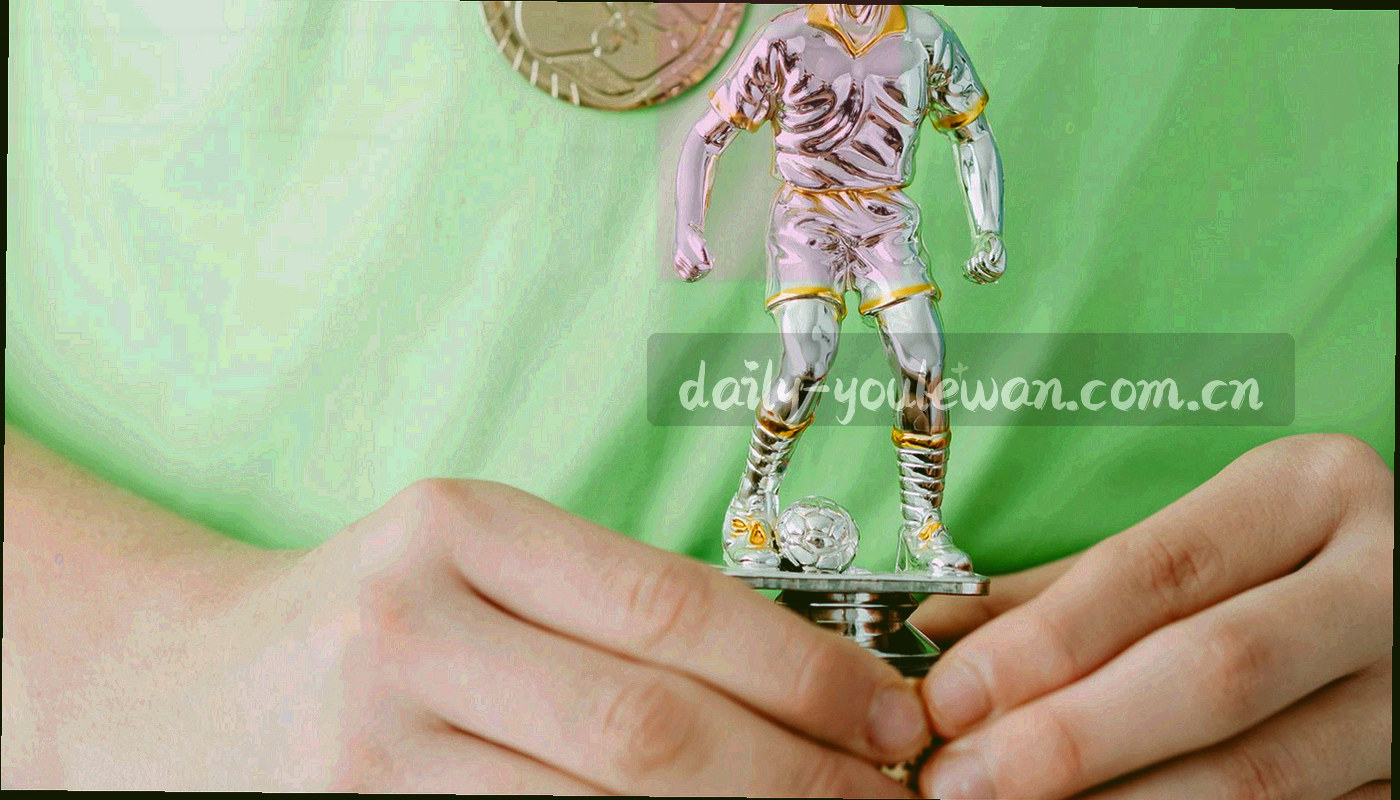 靠窗桌面摆放笔记本电脑与茶杯，晨光斜射进画面，没有人物正面