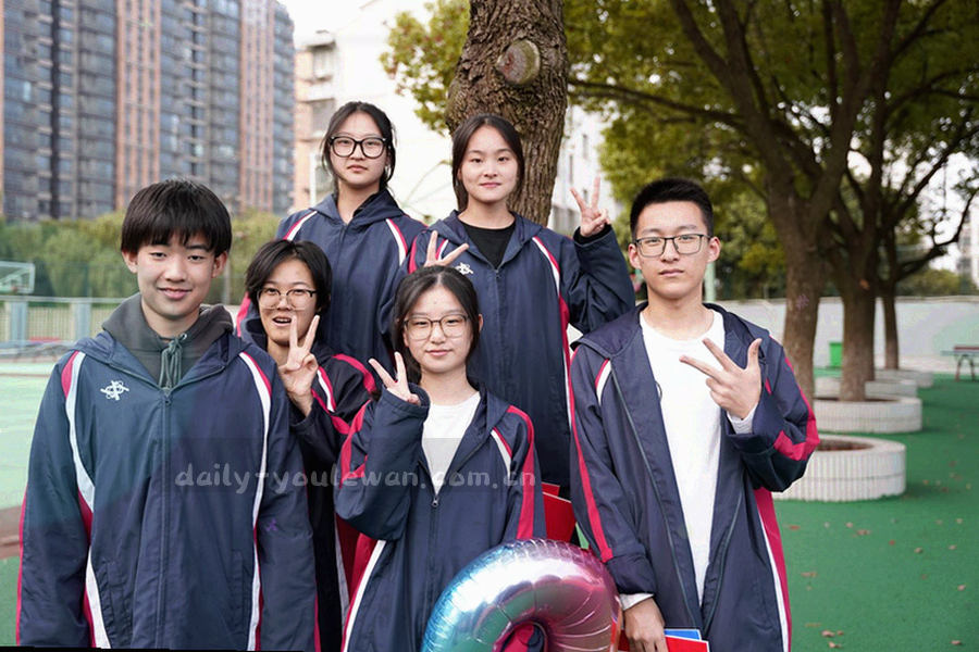优乐玩权益中心界面局部特写，卡片上显示常用类与期限类标签及查看状态